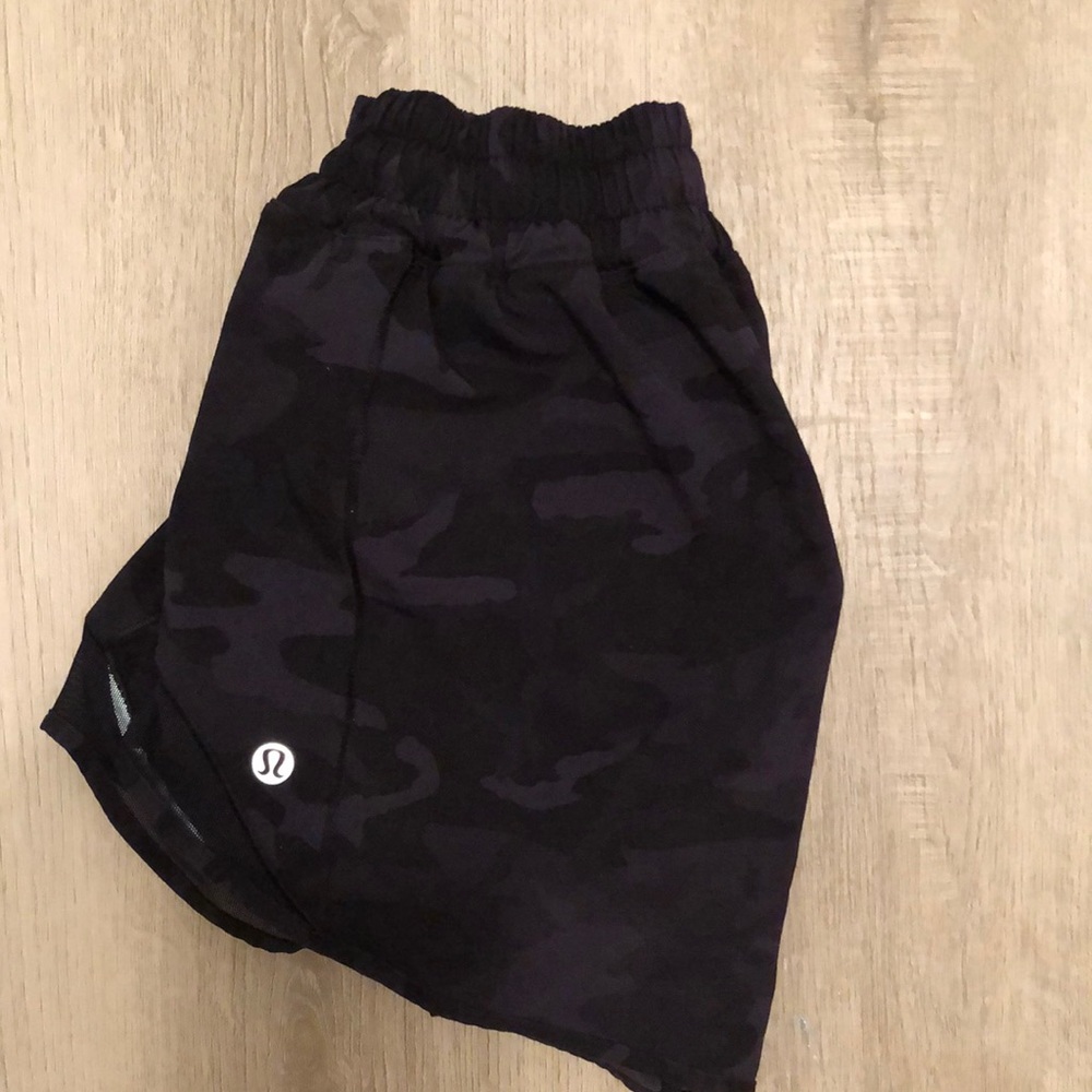 LULULEMON HOTTY HOTS!! 4” inch, size 4! Black/ Camo